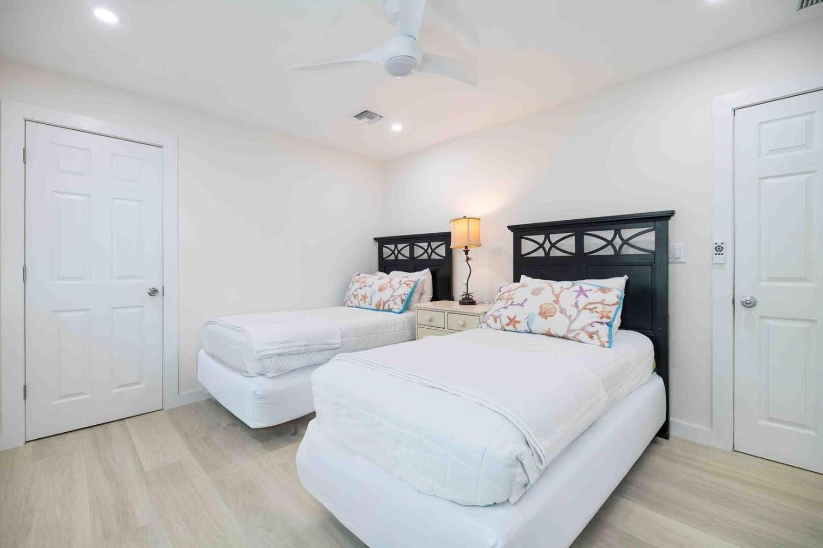 Thatch Hill - Renovated Beach House With Pool, Short Walk To The Rum Point Club Driftwood Village Экстерьер фото