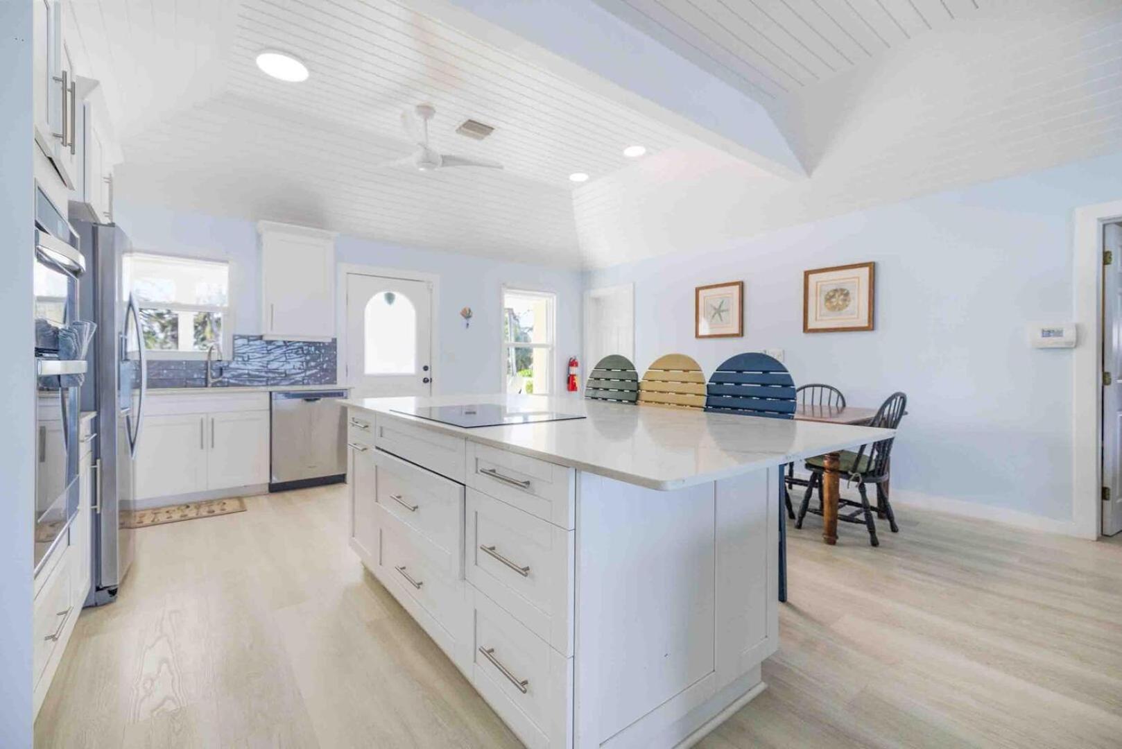 Thatch Hill - Renovated Beach House With Pool, Short Walk To The Rum Point Club Driftwood Village Экстерьер фото