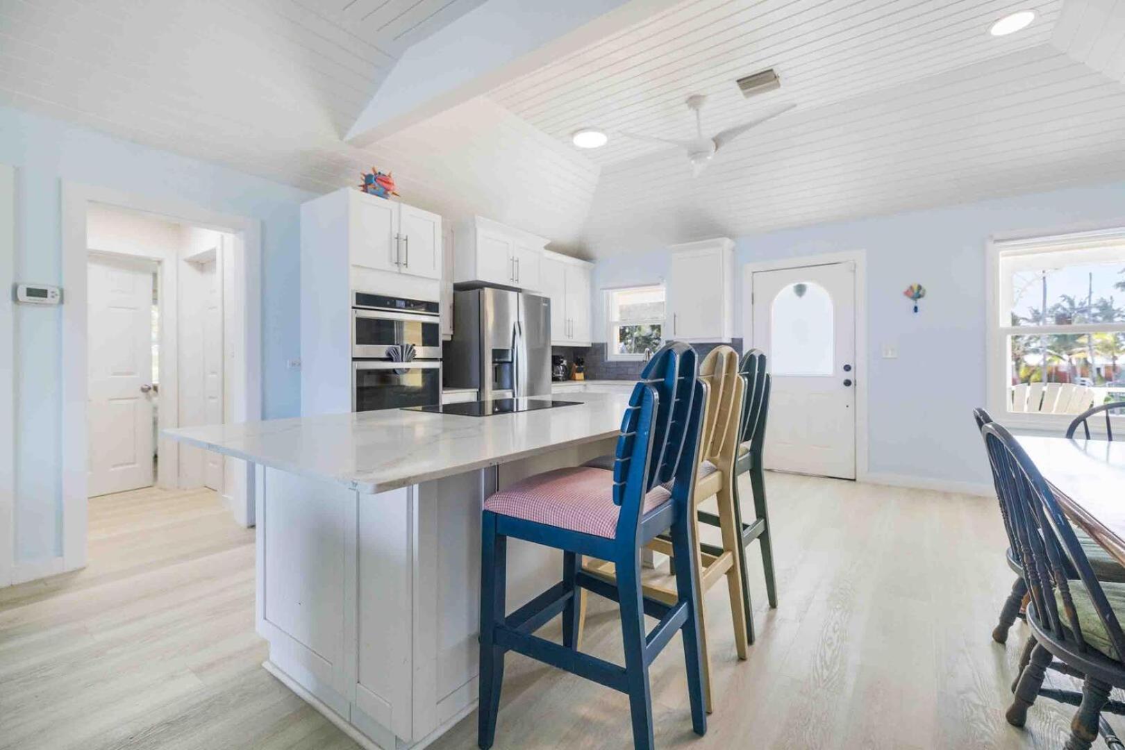 Thatch Hill - Renovated Beach House With Pool, Short Walk To The Rum Point Club Driftwood Village Экстерьер фото
