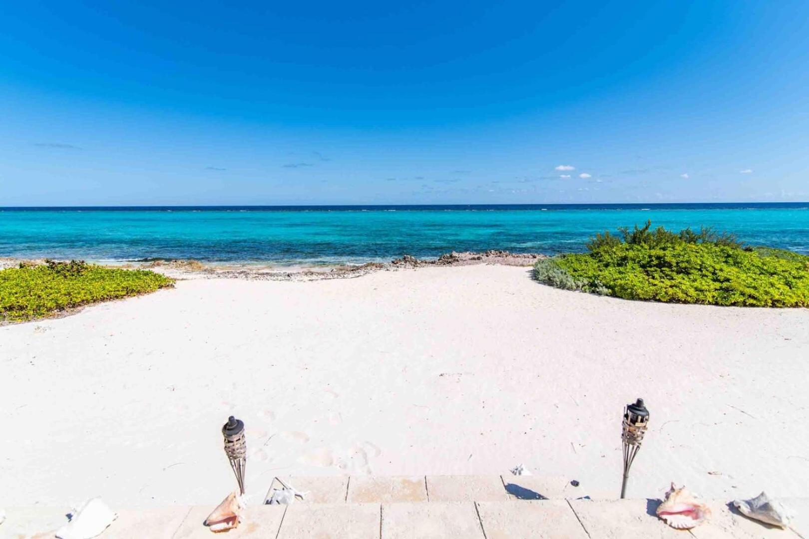 Thatch Hill - Renovated Beach House With Pool, Short Walk To The Rum Point Club Driftwood Village Экстерьер фото