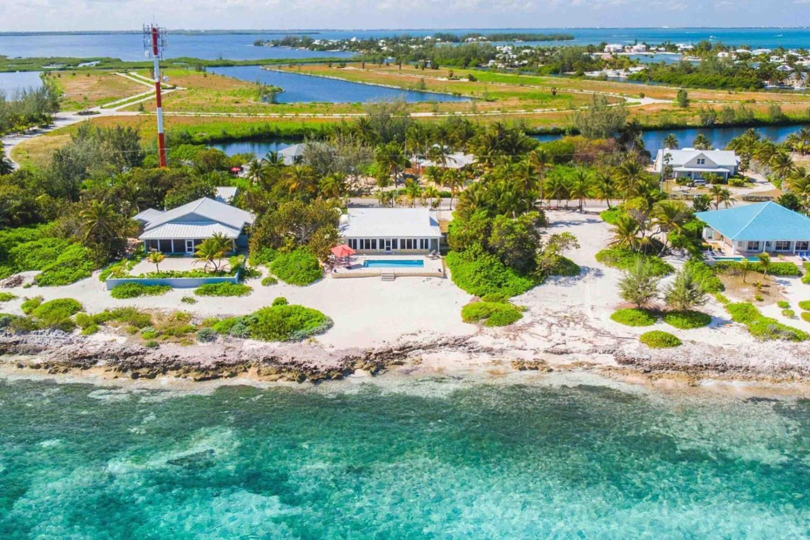 Thatch Hill - Renovated Beach House With Pool, Short Walk To The Rum Point Club Driftwood Village Экстерьер фото